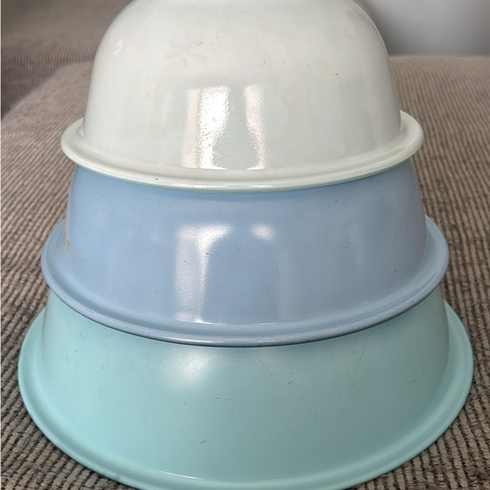 Pyrex Moody Blue Pastel Mixing Bowl Set - White, Light Blue, Soft Blue